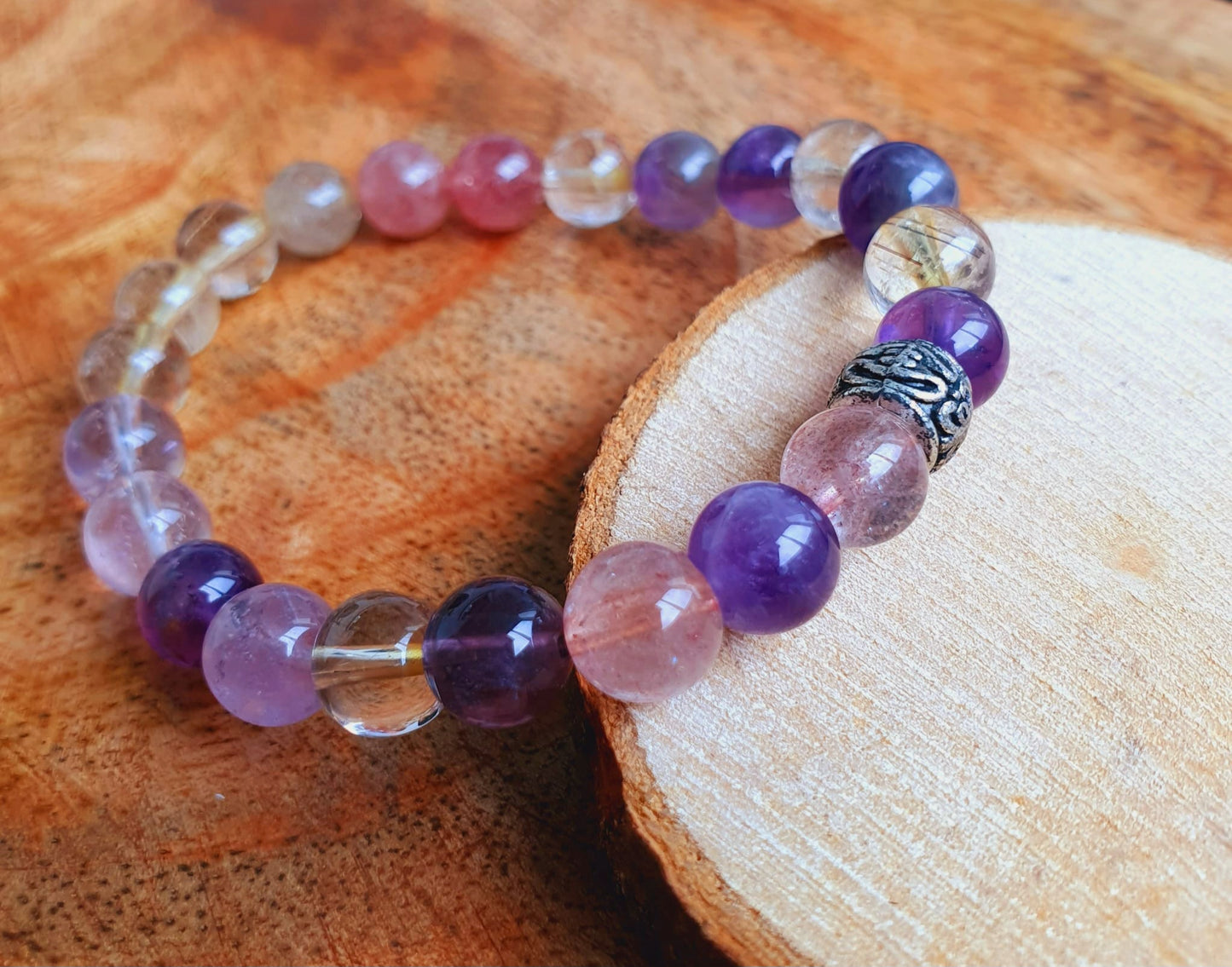 Erdbeerquarz und Amethyst Armband mit Silberdetail