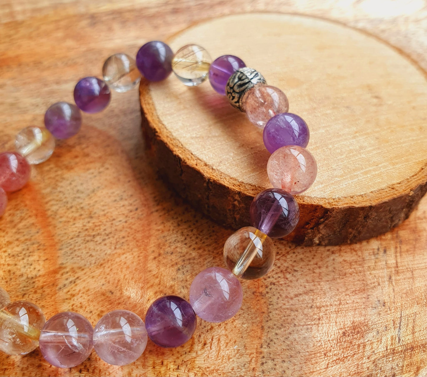 Erdbeerquarz und Amethyst Armband mit Silberdetail