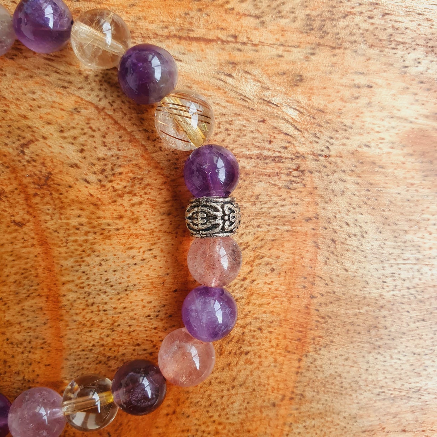 Erdbeerquarz und Amethyst Armband mit Silberdetail