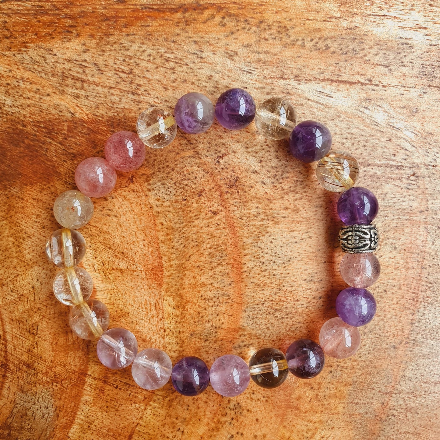 Erdbeerquarz und Amethyst Armband mit Silberdetail