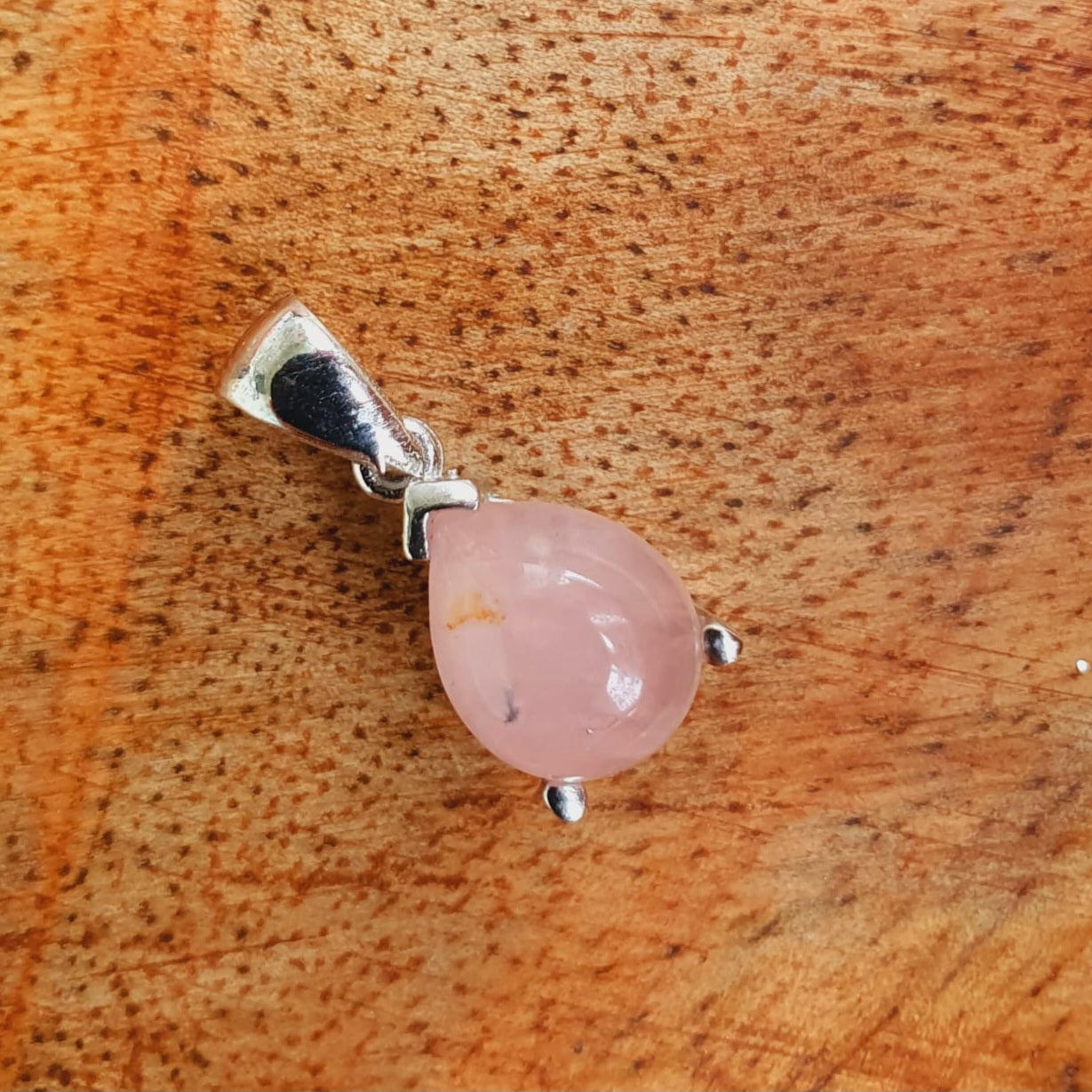 Kette aus Edelstahl mit Rosenquarz Anhänger