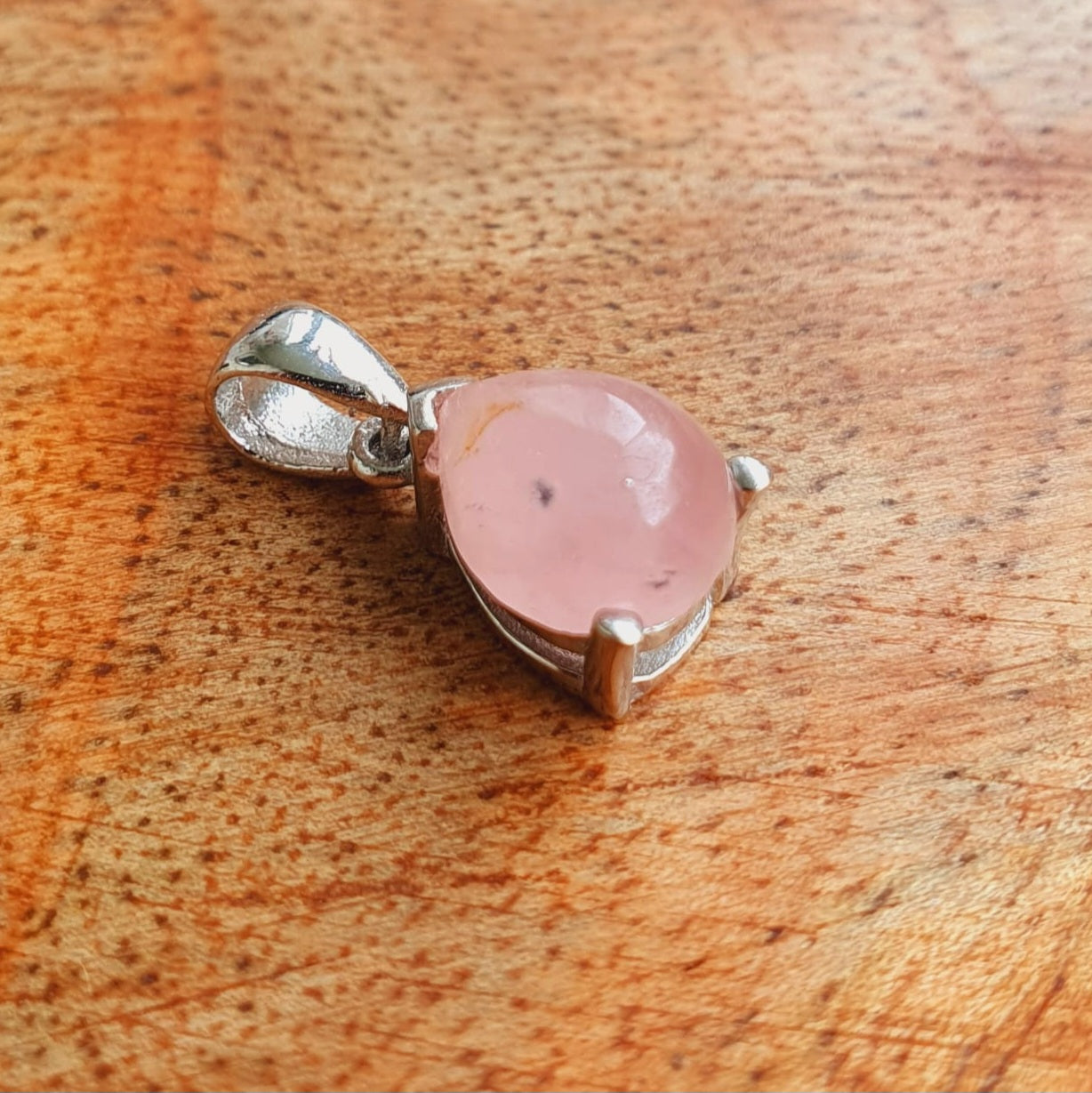 Kette aus Edelstahl mit Rosenquarz Anhänger