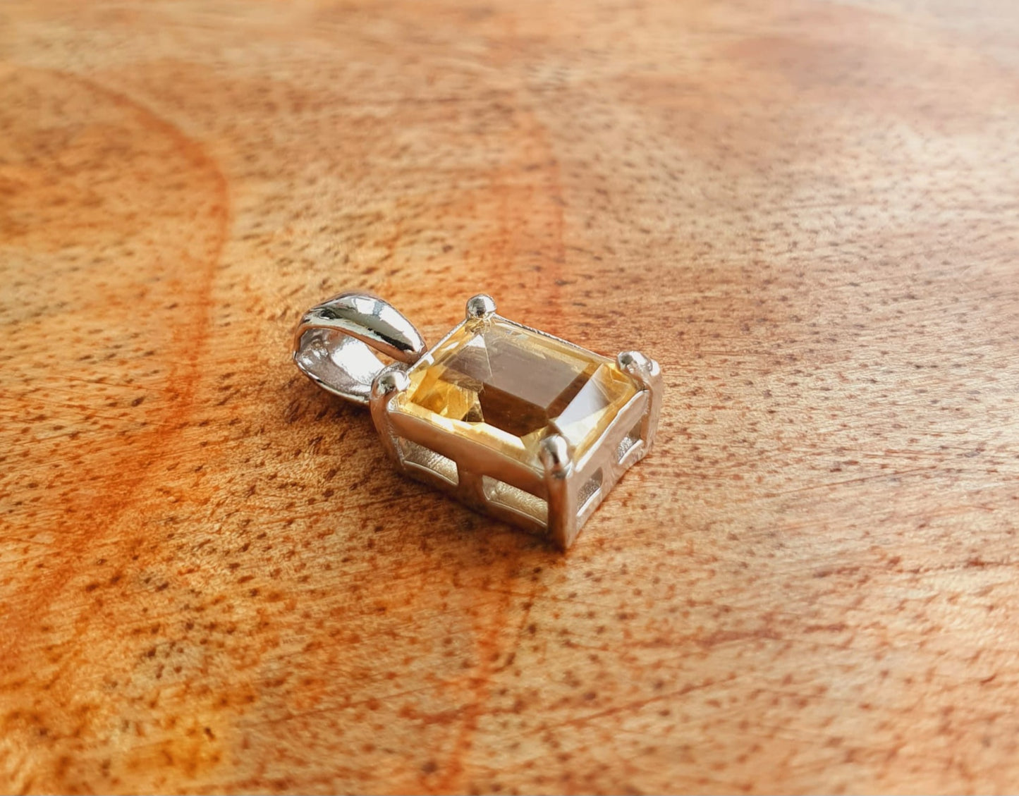 Kette aus Edelstahl mit Citrin Anhänger