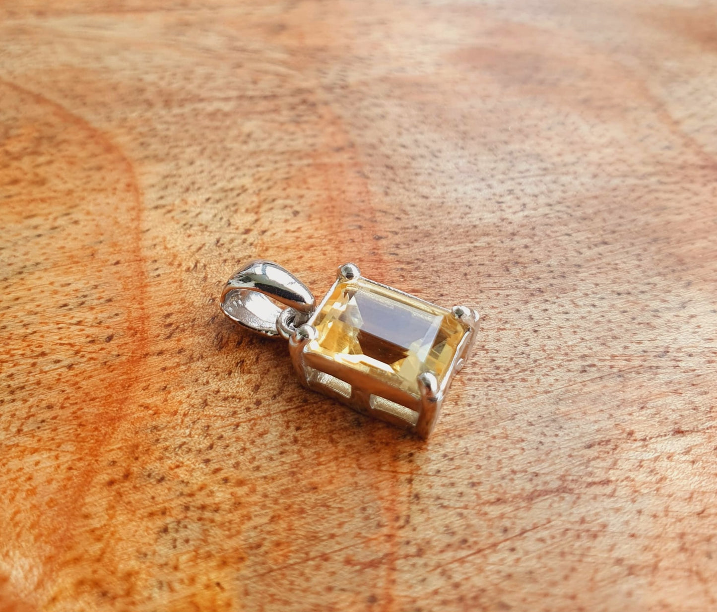 Kette aus Edelstahl mit Citrin Anhänger
