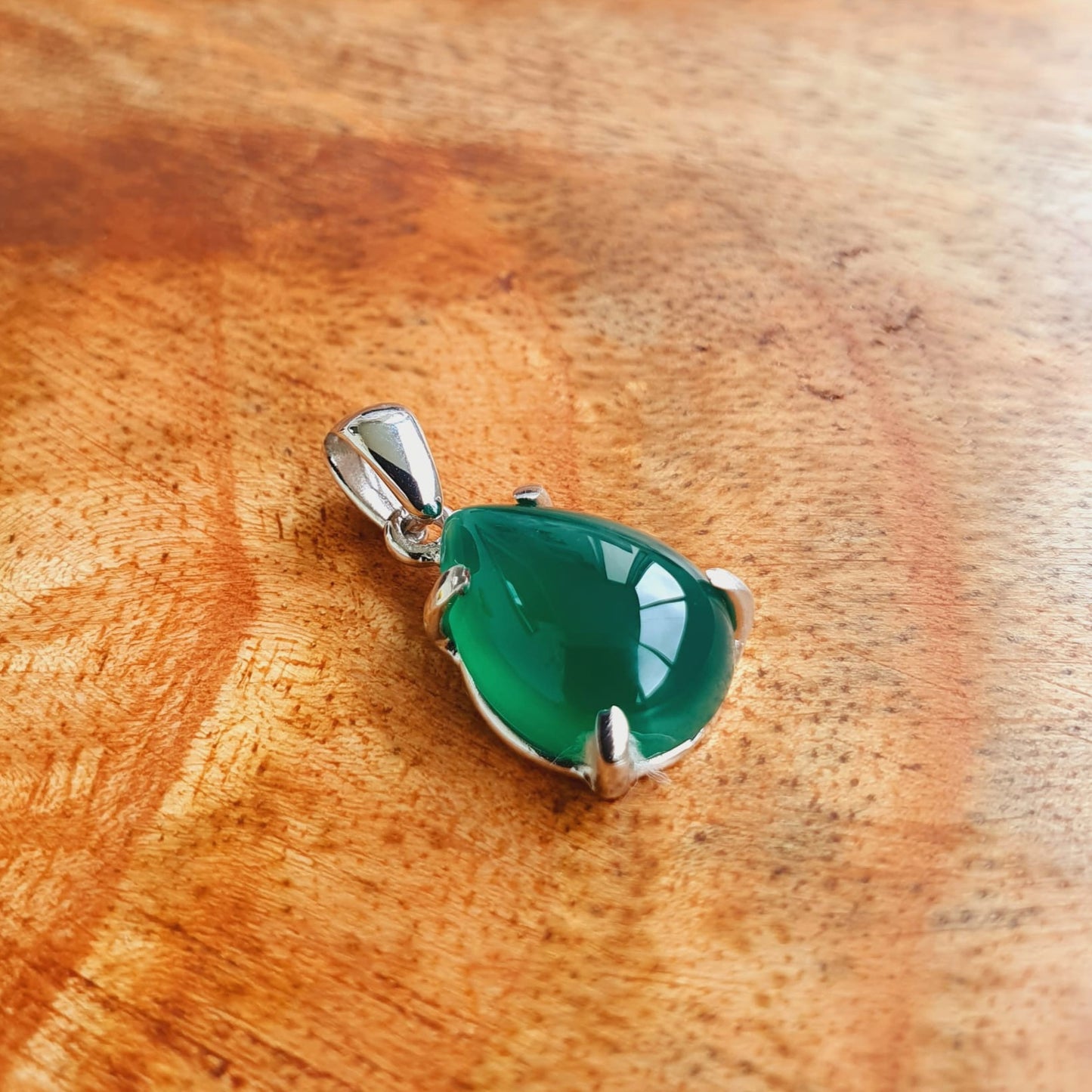 Kette aus Edelstahl mit grünem Achat Anhänger