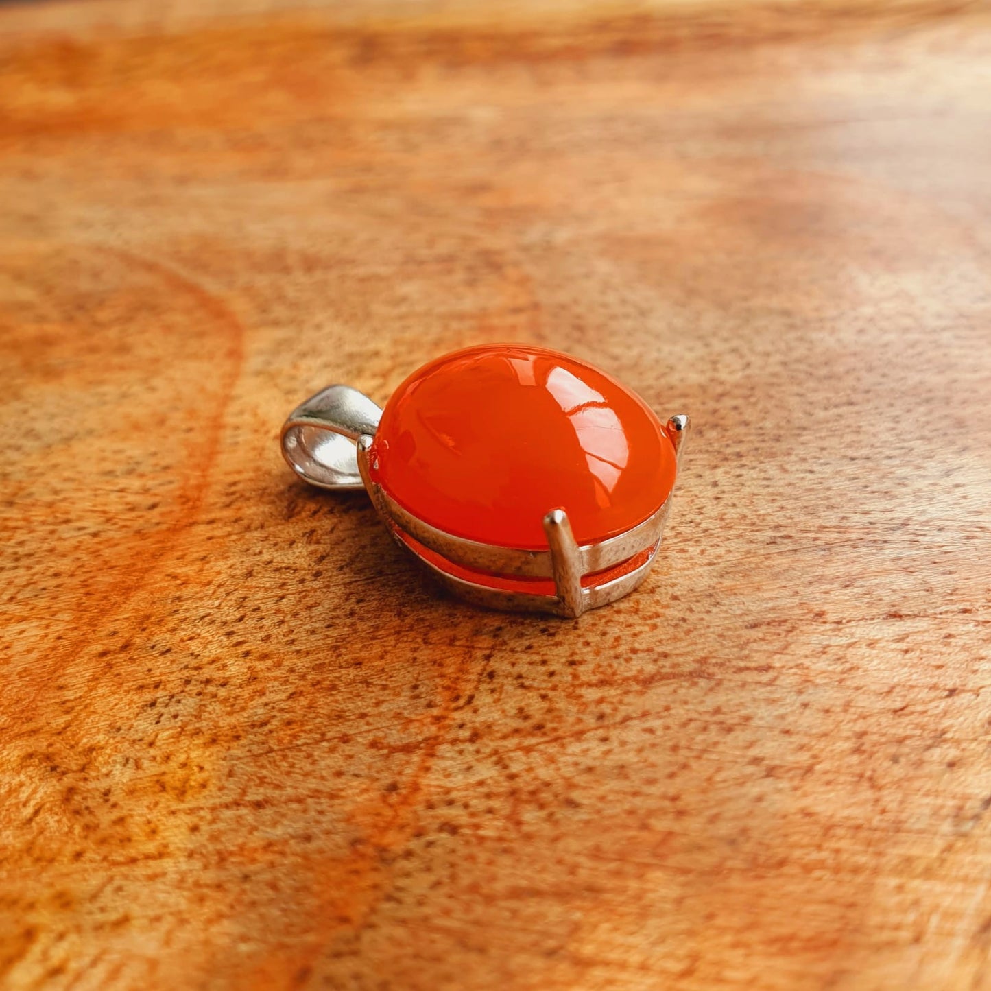 Kette aus Edelstahl mit rotem Achat Anhänger