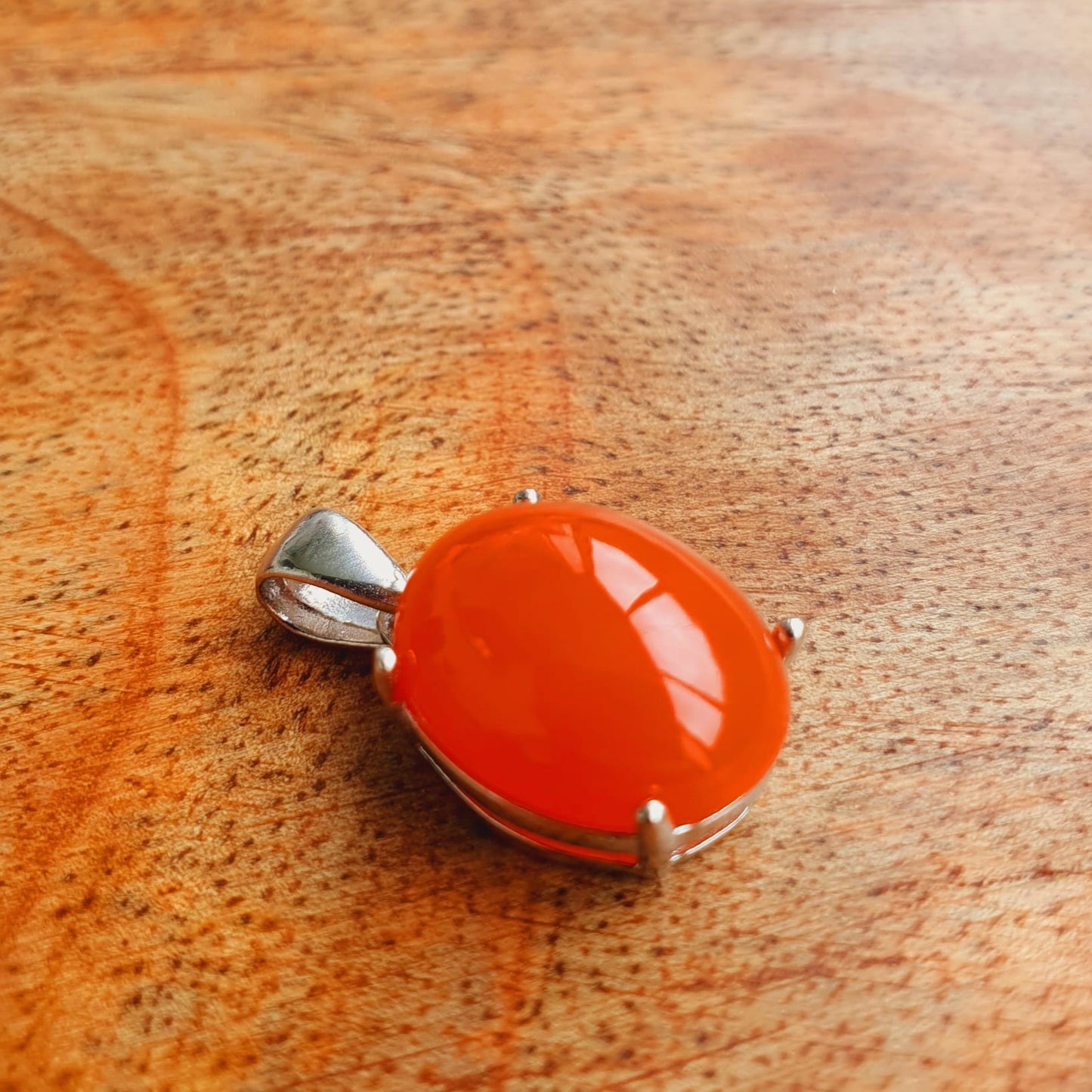 Kette aus Edelstahl mit rotem Achat Anhänger
