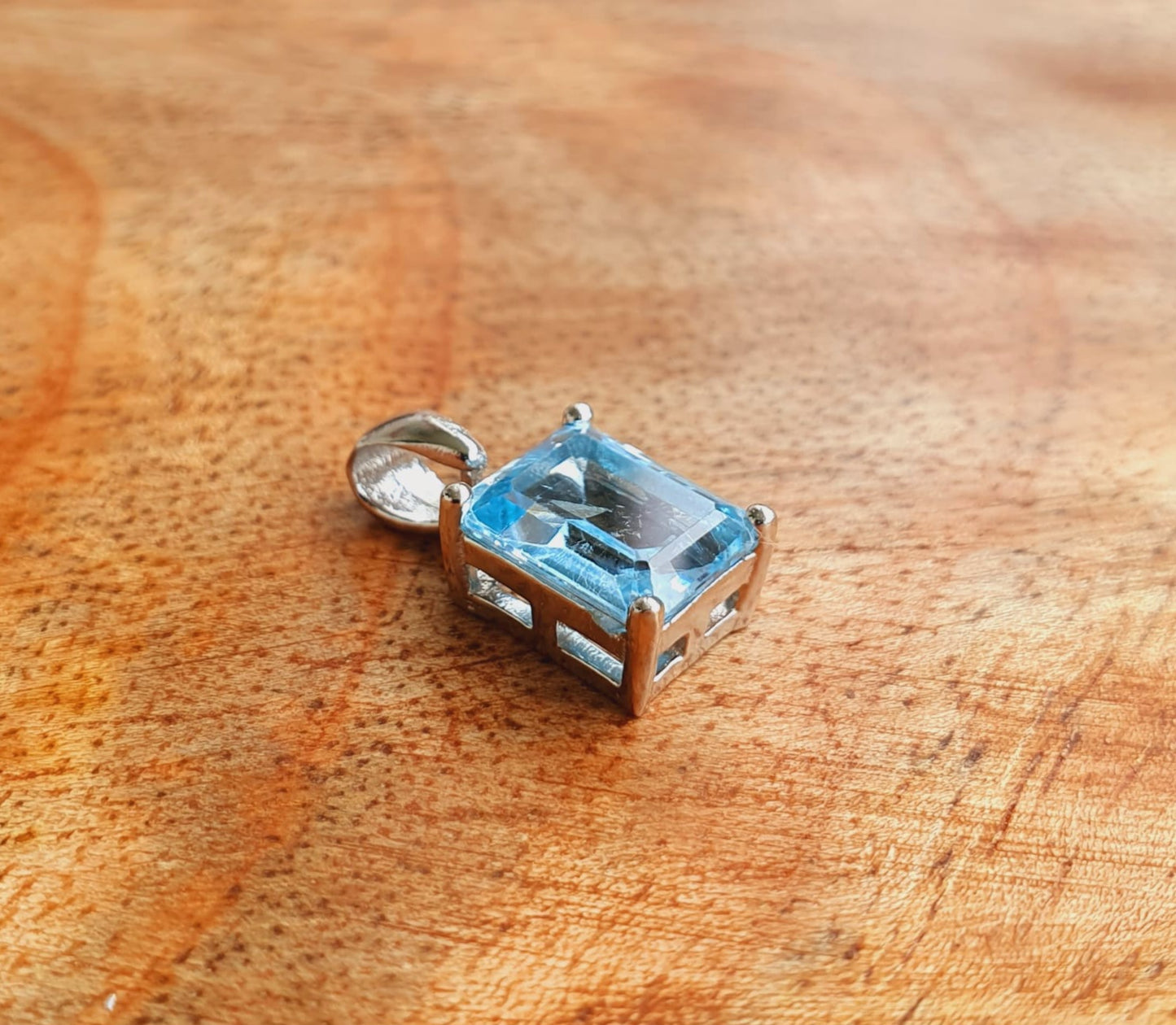 Kette aus Edelstahl mit Topas Anhänger