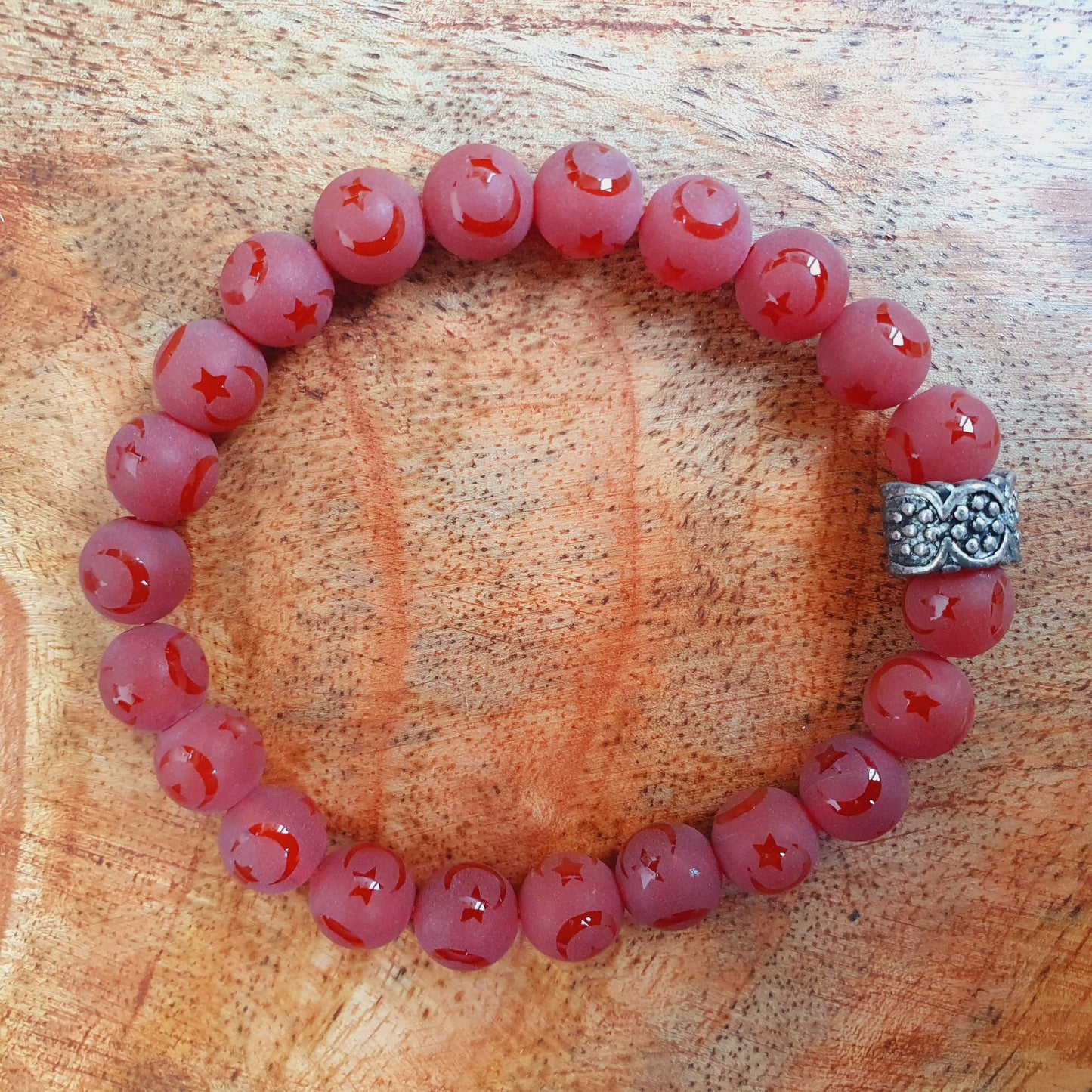 Rotes Achat Armband (mattiert) mit Sichel-Stern-Muster und Silberdetail