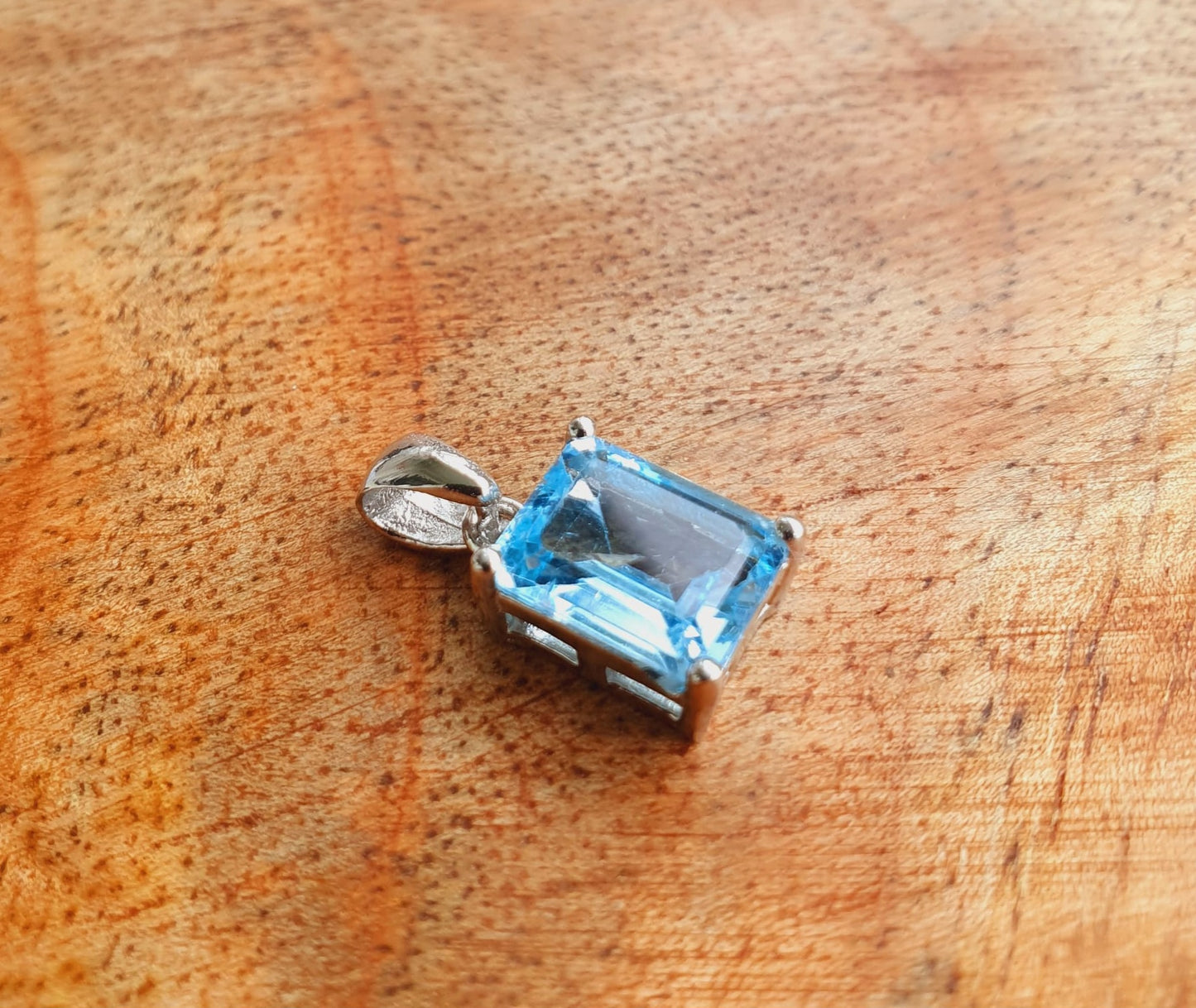 Kette aus Edelstahl mit Topas Anhänger