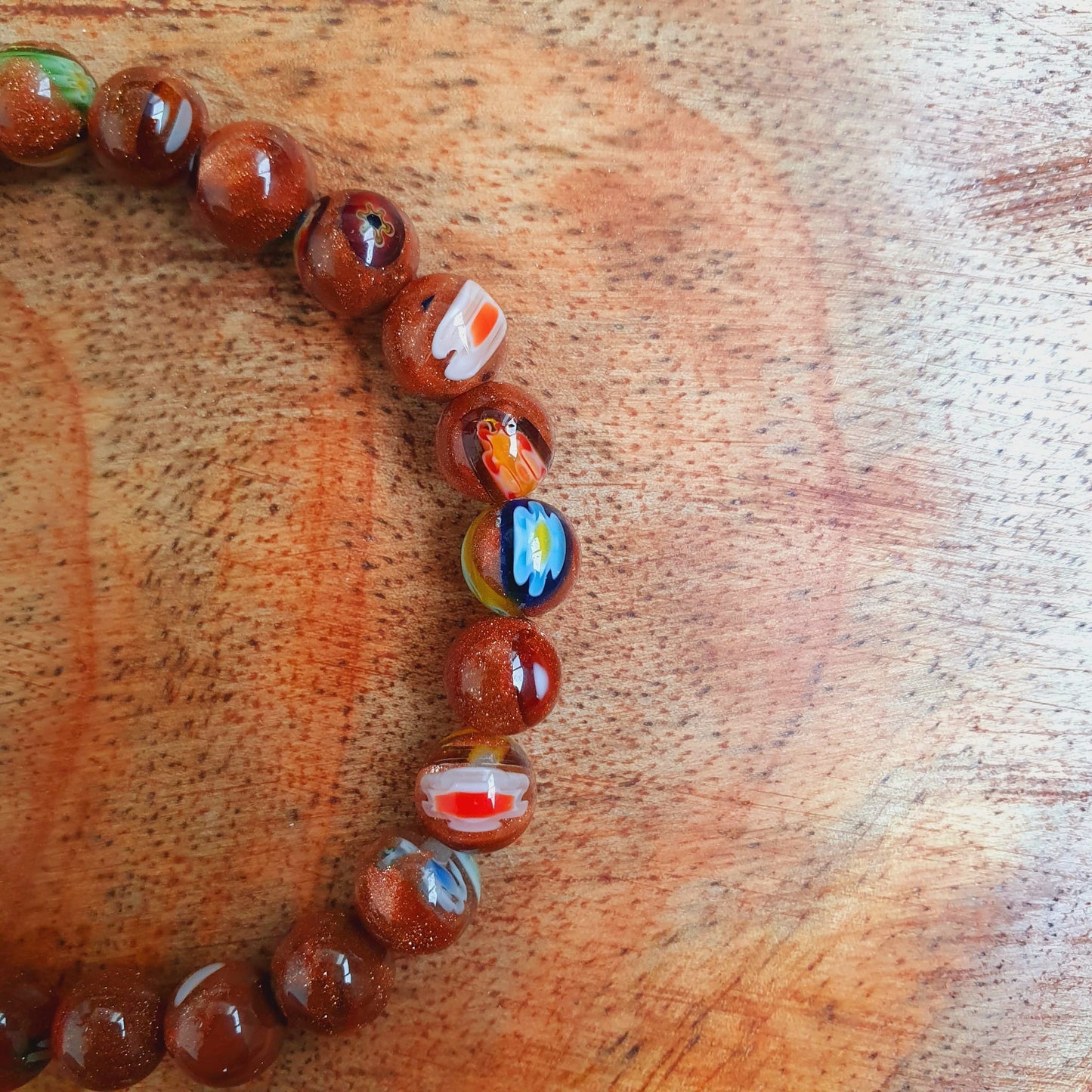 Armband aus handgemachten Murano-Glasperlen mit Glitzerdetails