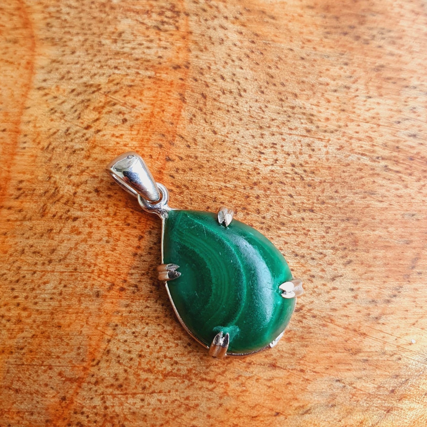 Kette aus Edelstahl mit Malachit Anhänger