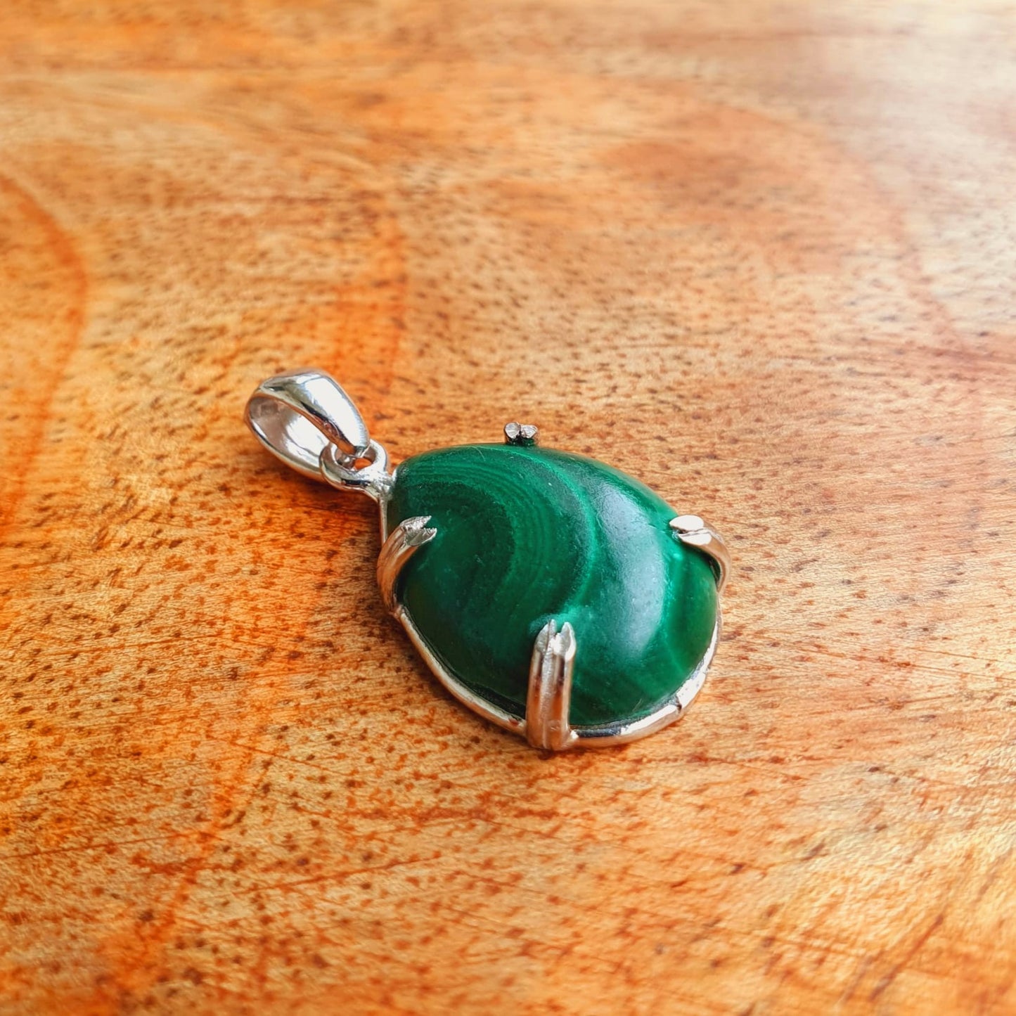 Kette aus Edelstahl mit Malachit Anhänger