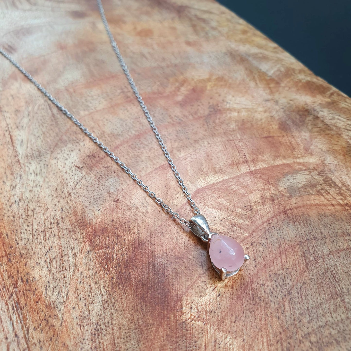 Kette aus Edelstahl mit Rosenquarz Anhänger
