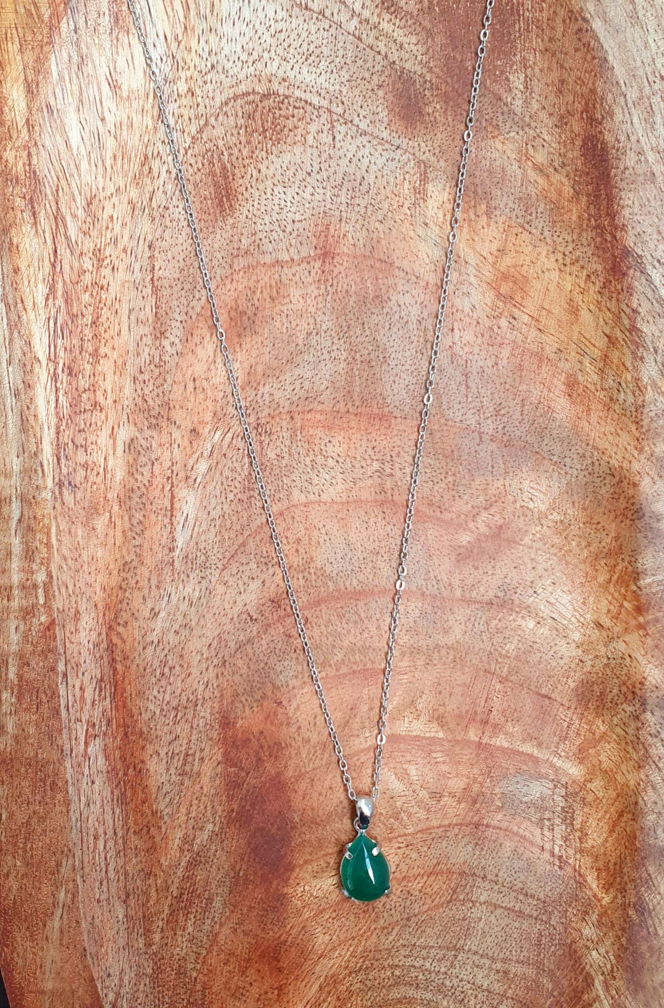 Kette aus Edelstahl mit grünem Achat Anhänger