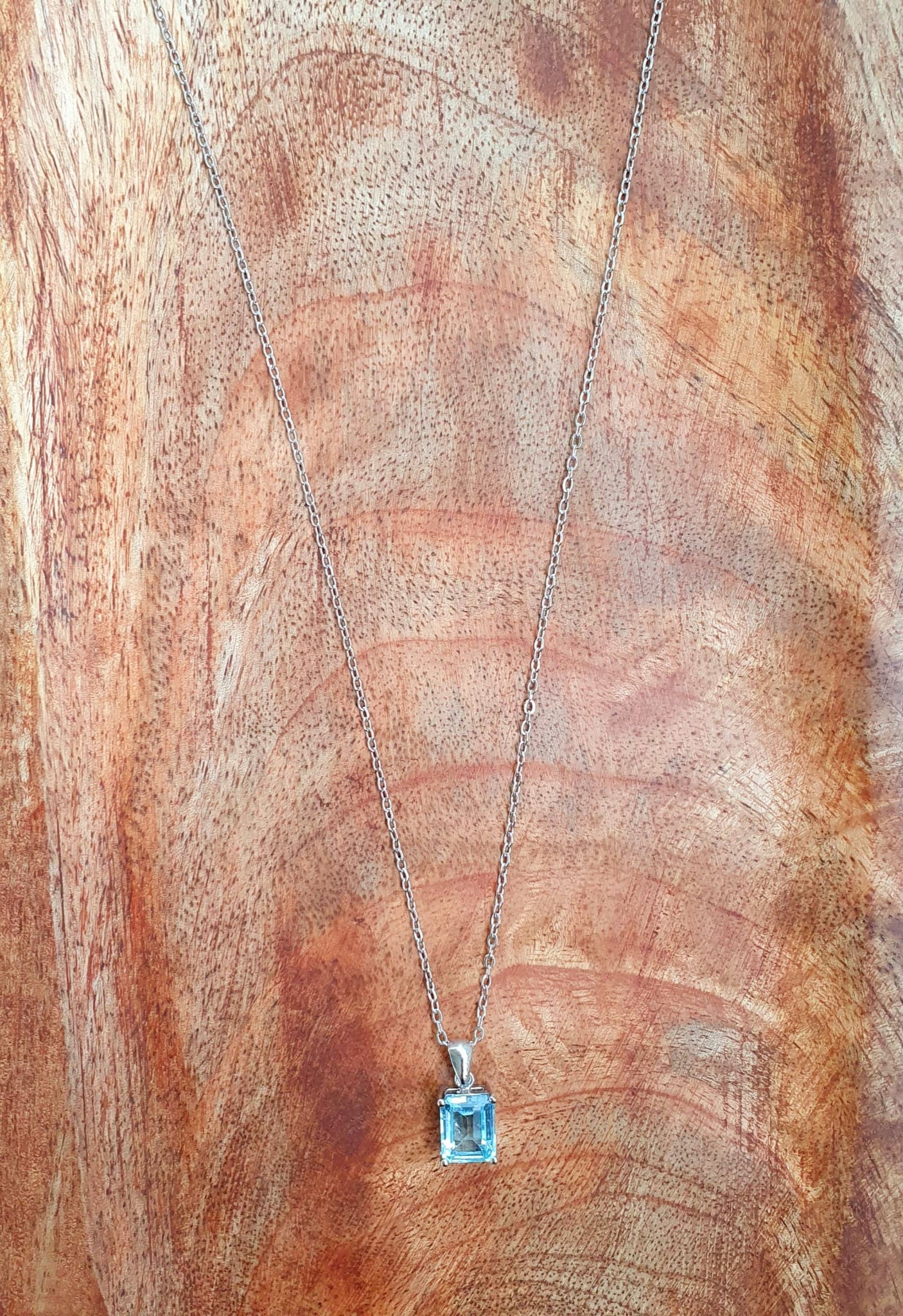 Kette aus Edelstahl mit Topas Anhänger