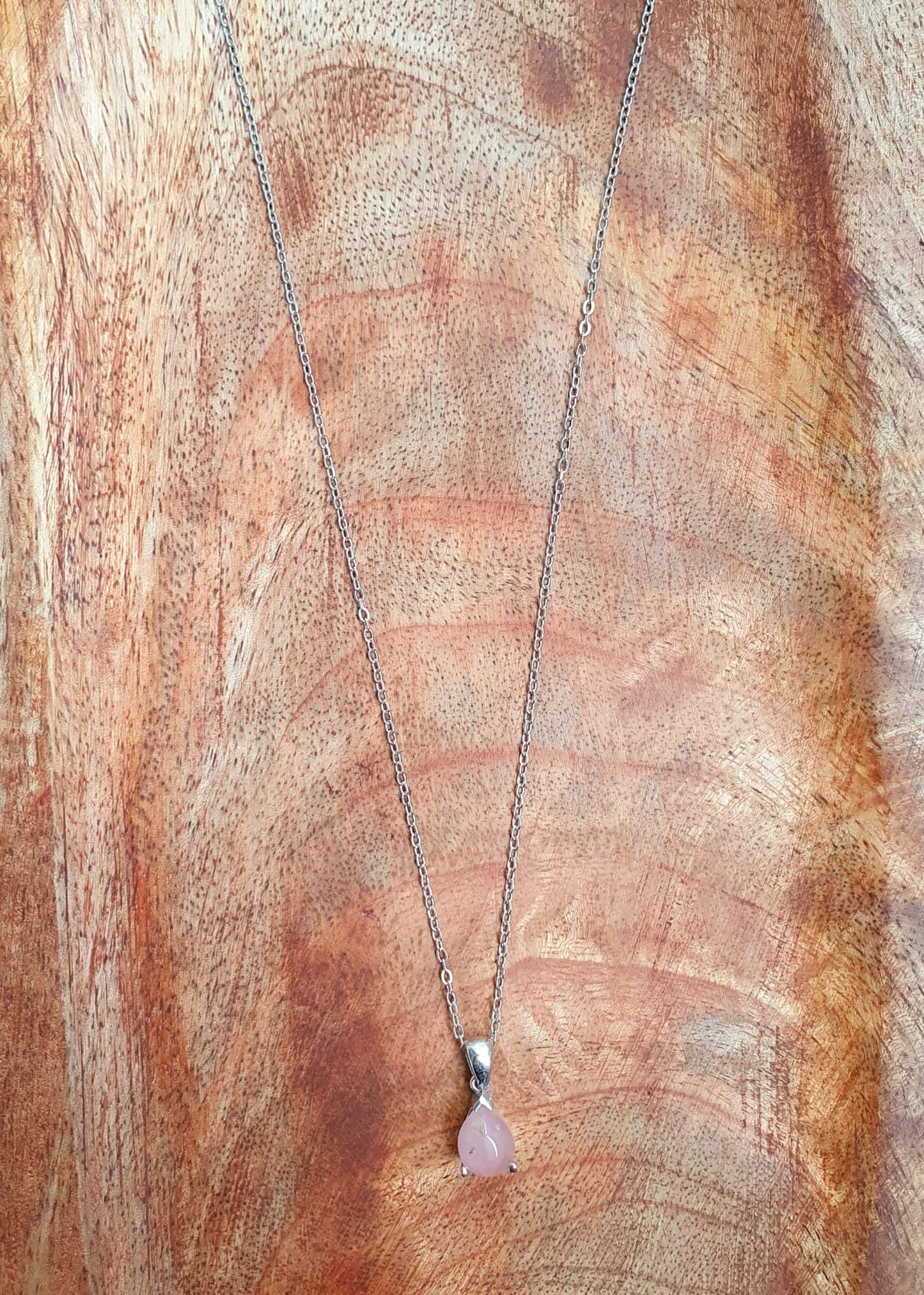 Kette aus Edelstahl mit Rosenquarz Anhänger