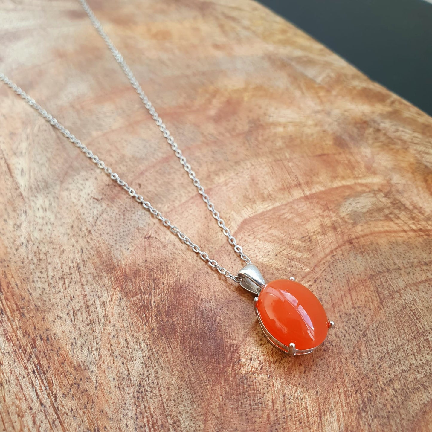Kette aus Edelstahl mit rotem Achat Anhänger