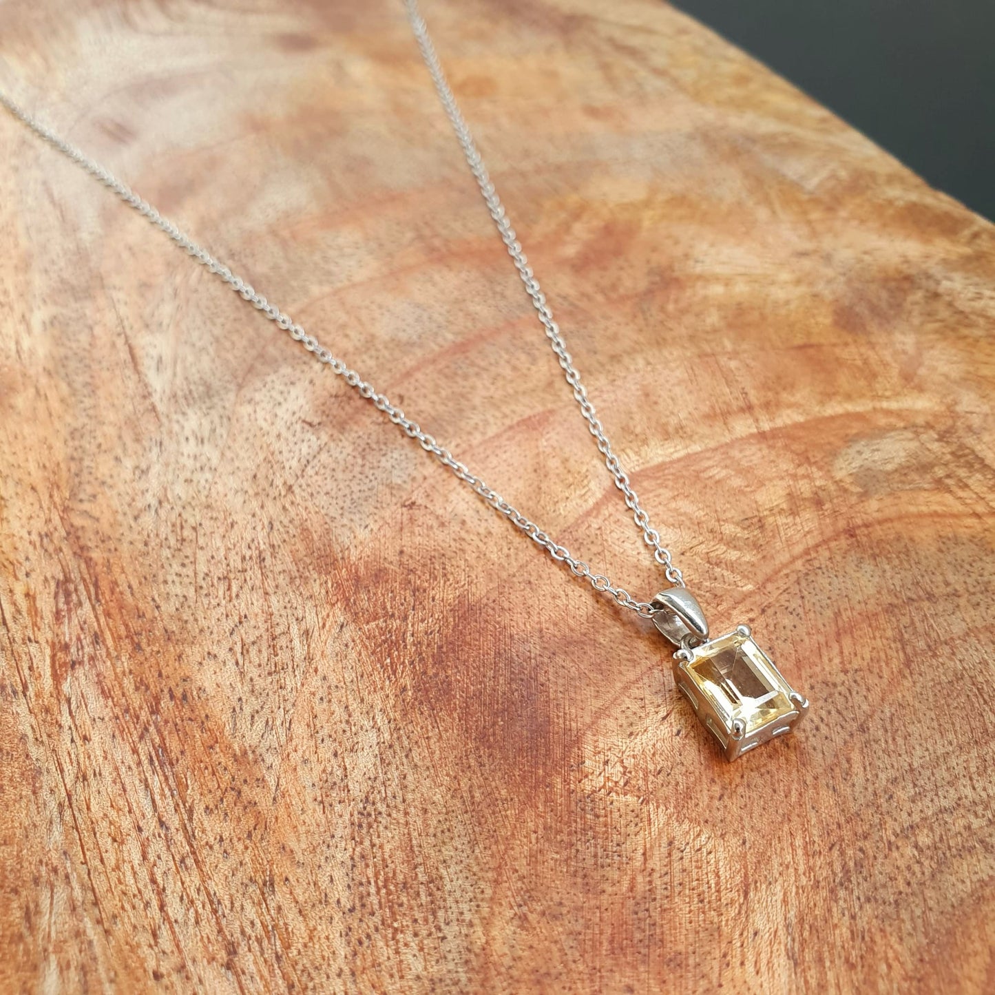 Kette aus Edelstahl mit Citrin Anhänger
