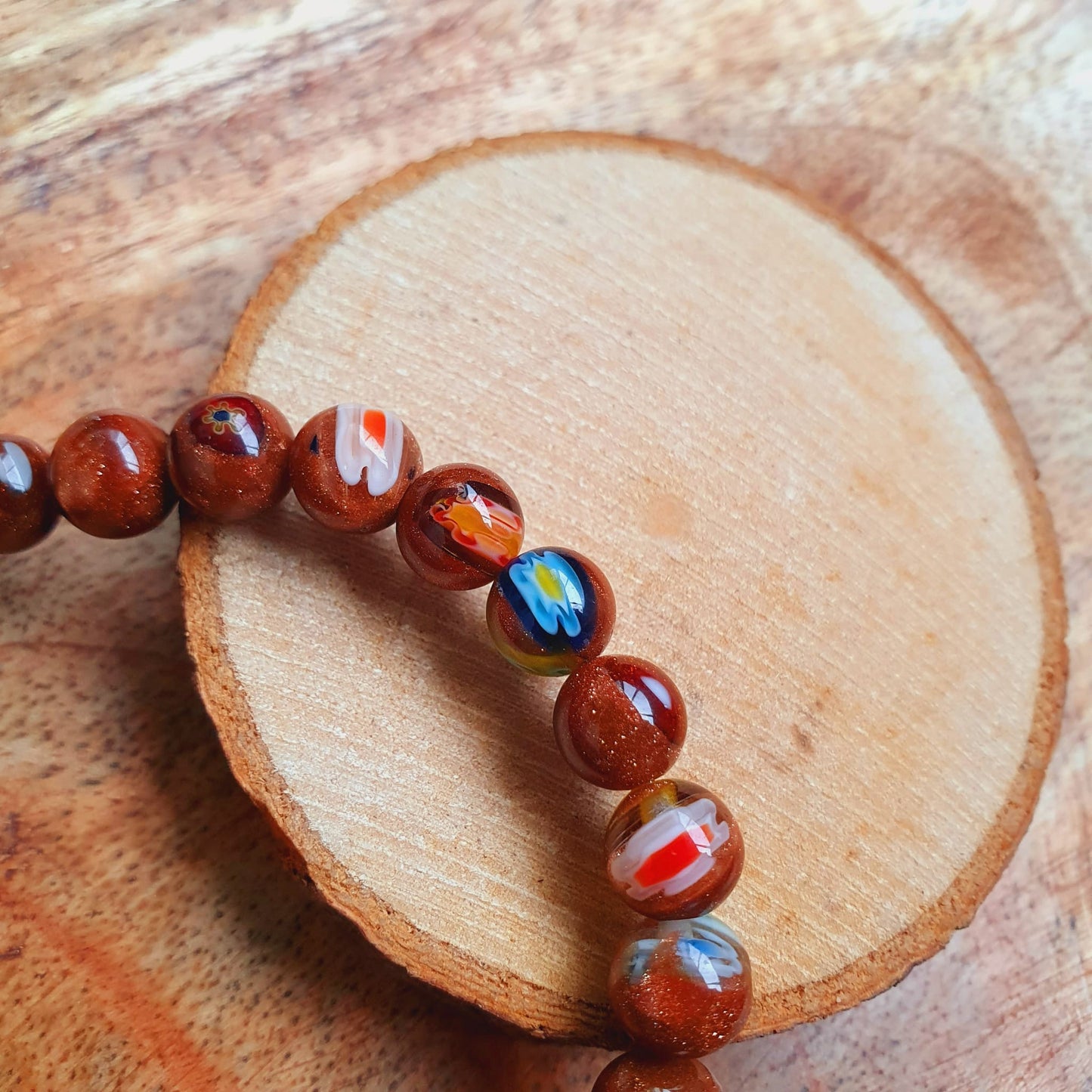 Armband aus handgemachten Murano-Glasperlen mit Glitzerdetails