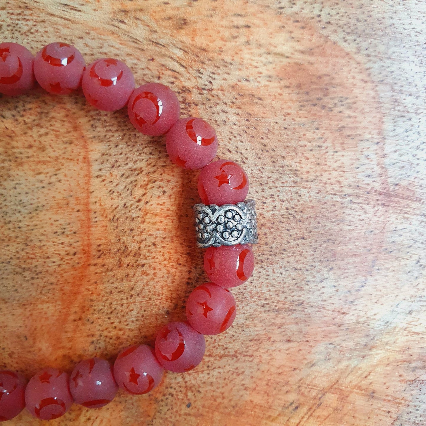 Rotes Achat Armband (mattiert) mit Sichel-Stern-Muster und Silberdetail