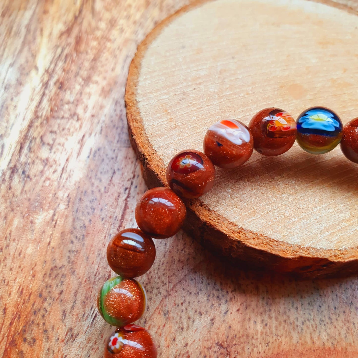 Armband aus handgemachten Murano-Glasperlen mit Glitzerdetails