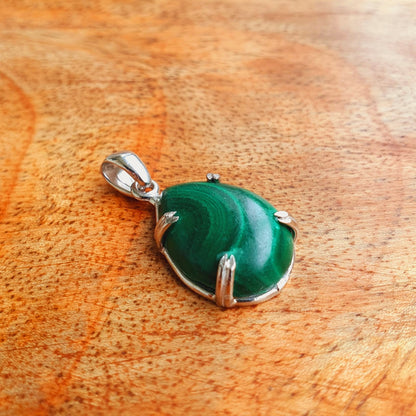 Kette aus Edelstahl mit Malachit Anhänger