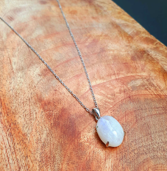 Kette aus Edelstahl mit Mondstein Anhänger