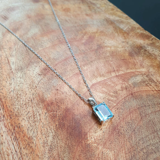 Kette aus Edelstahl mit Topas Anhänger