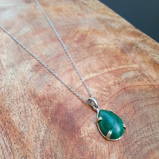 Kette aus Edelstahl mit Malachit Anhänger