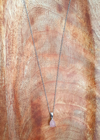 Kette aus Edelstahl mit Rosenquarz Anhänger
